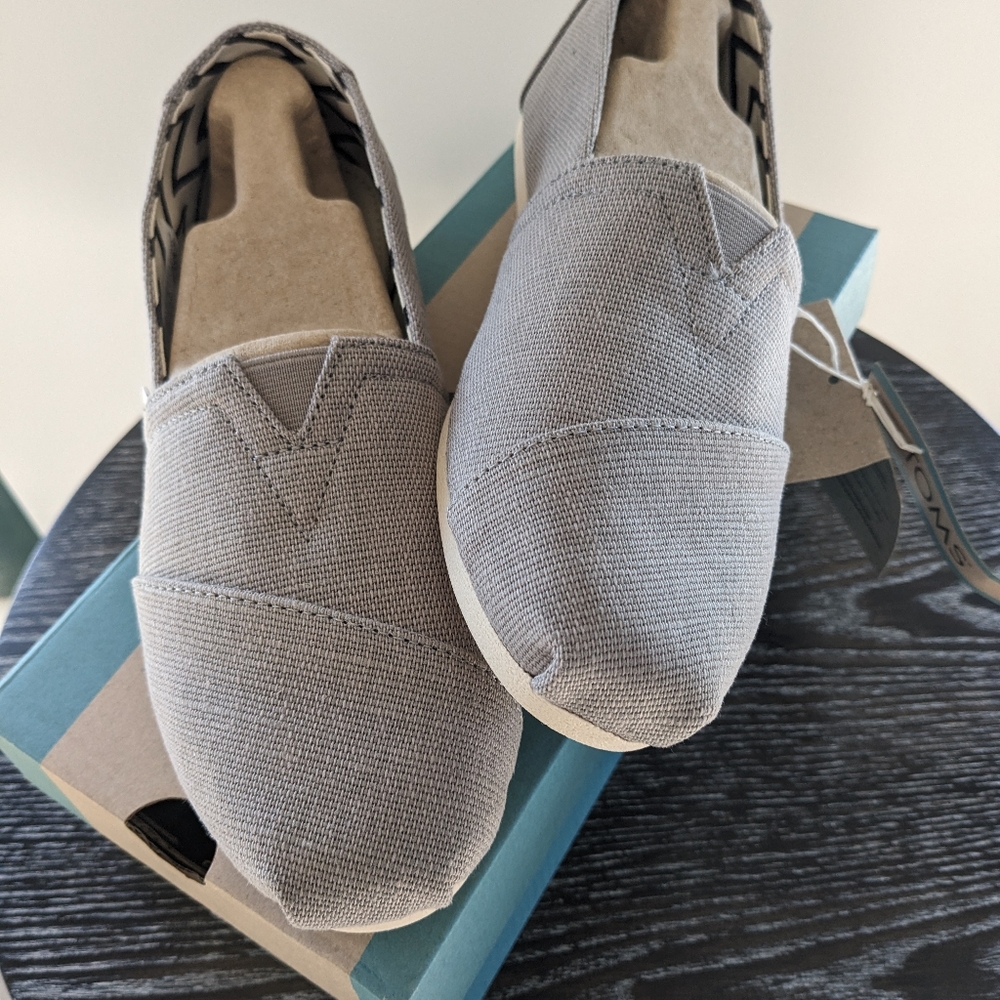 NWT TOMS Gray Alpargata W7.5